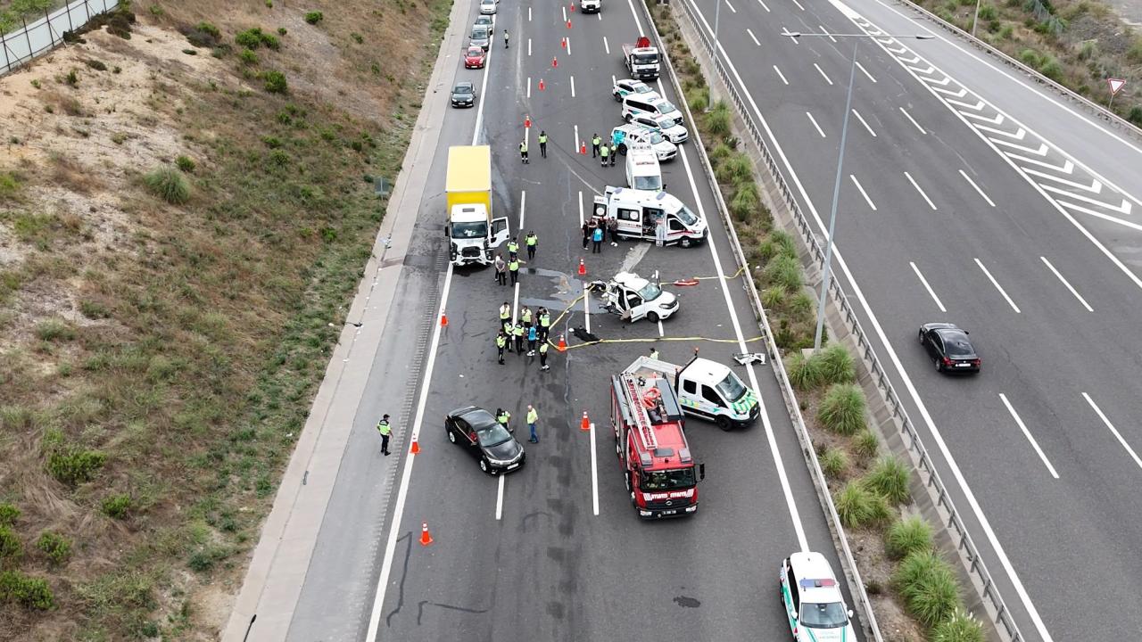 Kuzey Marmara Otoyolu’nda kamyon ile otomobil çarpıştı: 2 ölü, 5 yaralı
