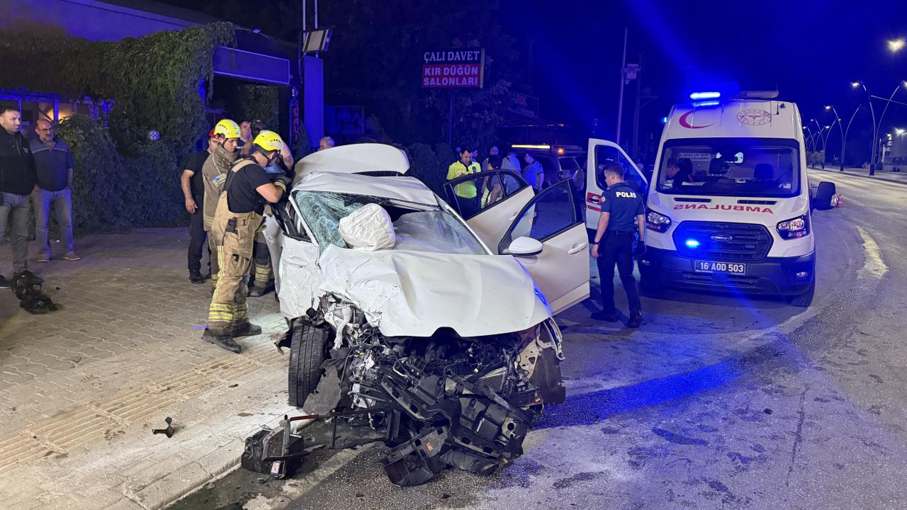 Bursa’da iki otomobilin çarpıştığı kazada 2 kişi öldü, 2 kişi yaralandı
