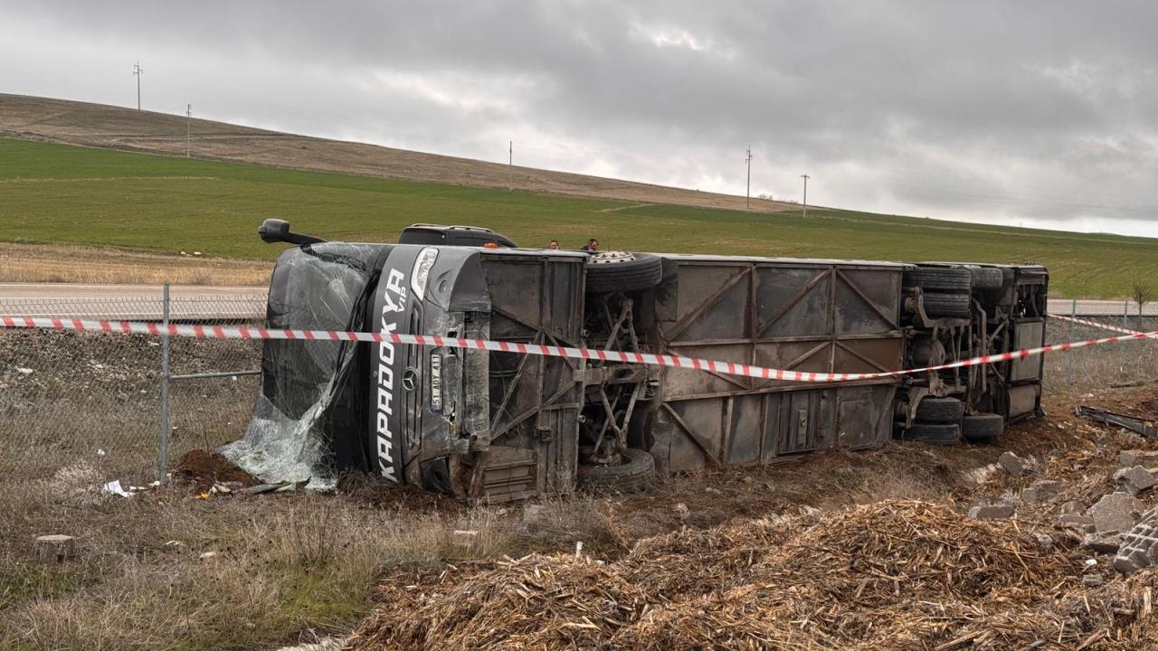Aksaray’da tur otobüsü devrildi: 15 yaralı