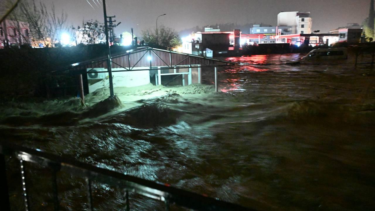 Osmaniye’de sele kapılan araçtaki 2 kişi hayatını kaybetti