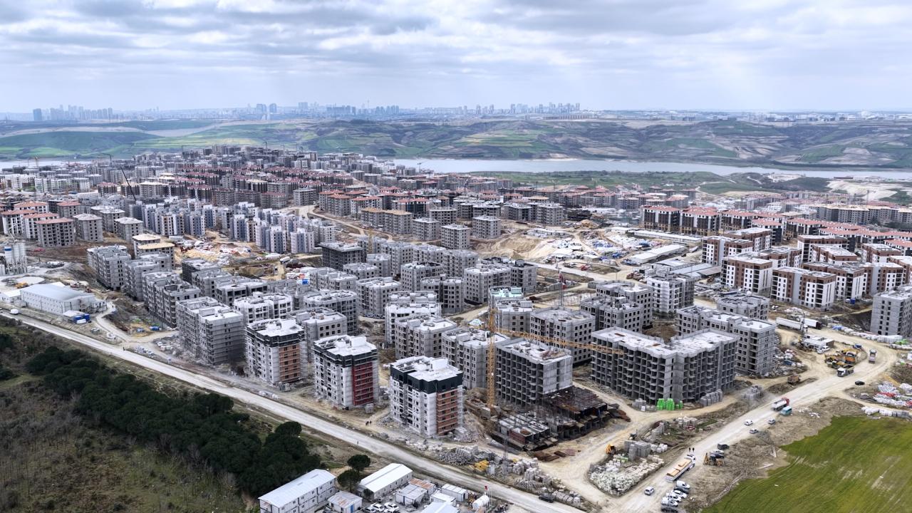 Bakan Kurum, Arnavutköy’deki İlk Evim Projesi’nin sosyal konutlarını paylaştı
