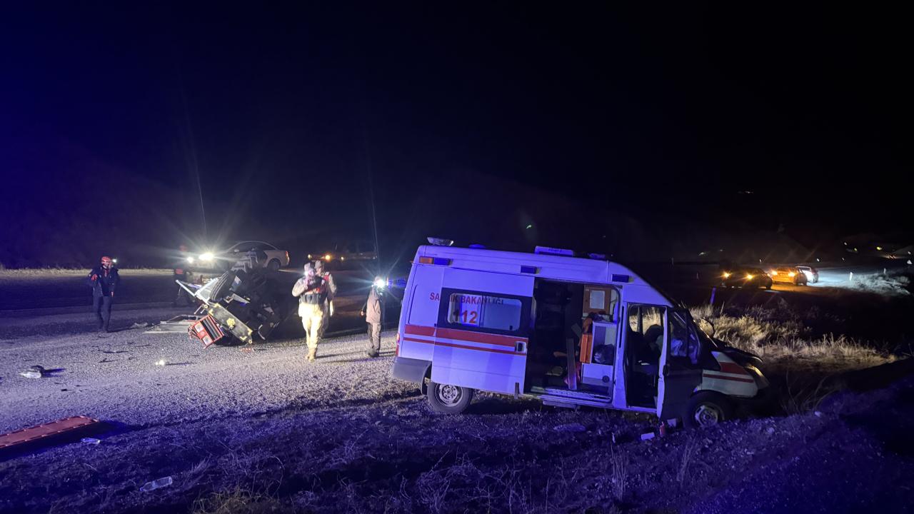 Erzurum’da ambulans ile traktör çarpıştı