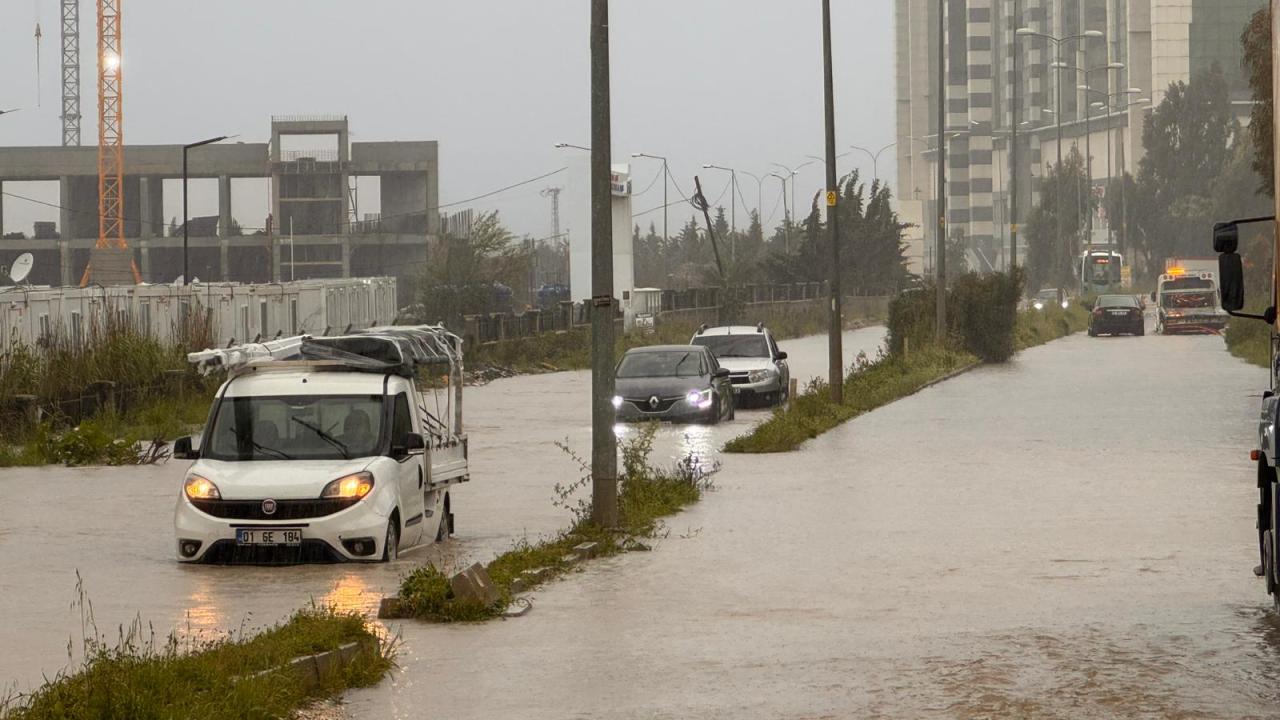 Hatay’da sağanak hayatı olumsuz etkiledi
