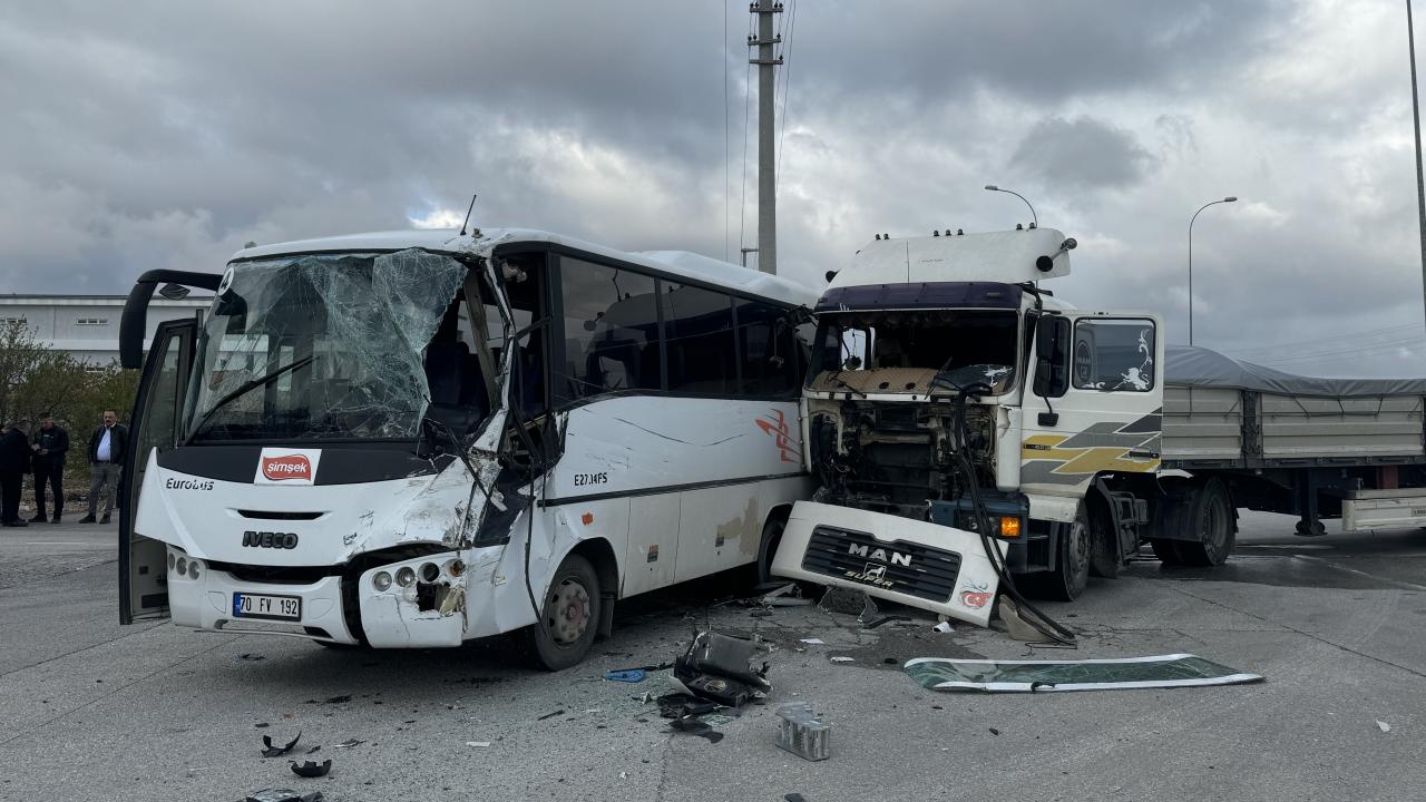 Karaman’da işçi servisi ile tır çarpıştı, 12 kişi yaralandı