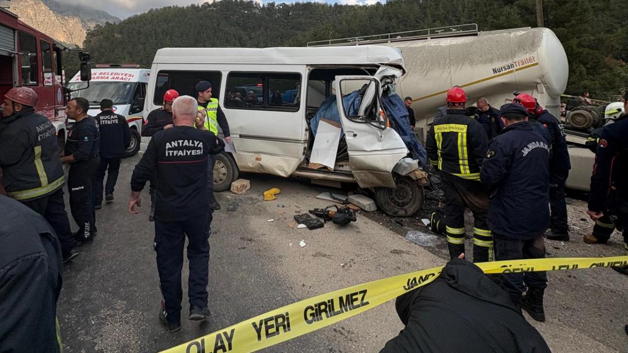 Burdur’da işçileri taşıyan minibüs ile tır çarpıştı: 7 ölü, 3 yaralı