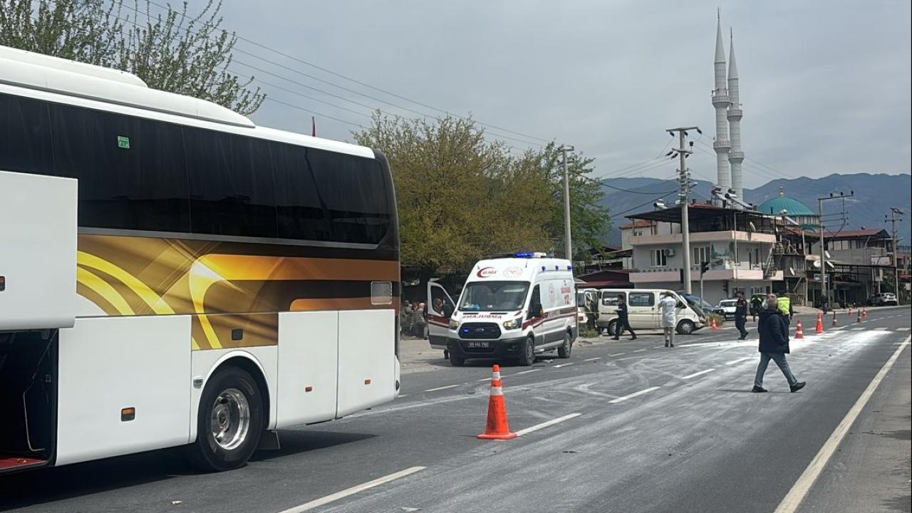 Aydın’da yolcu otobüsü ile minibüs çarpıştı: 1 ölü, 3 yaralı