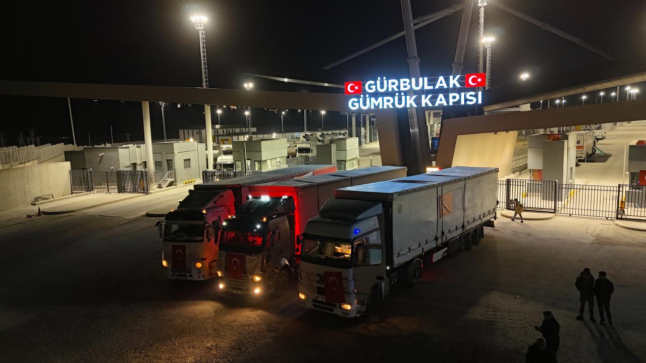 Türkiye’den tıbbi malzeme taşıyan 3 yardım tırı İran’a geçti