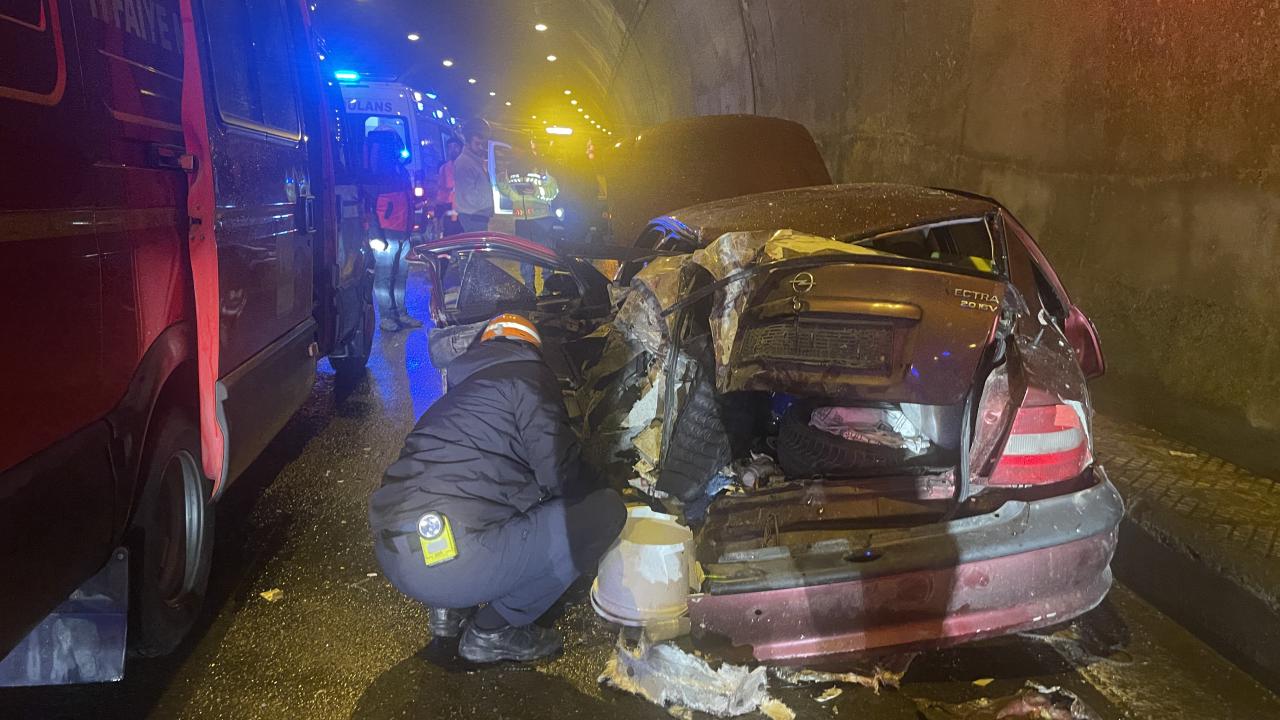 Bolu Dağı Tüneli’nde tır, arızalanan otomobile çarptı: 5 yaralı