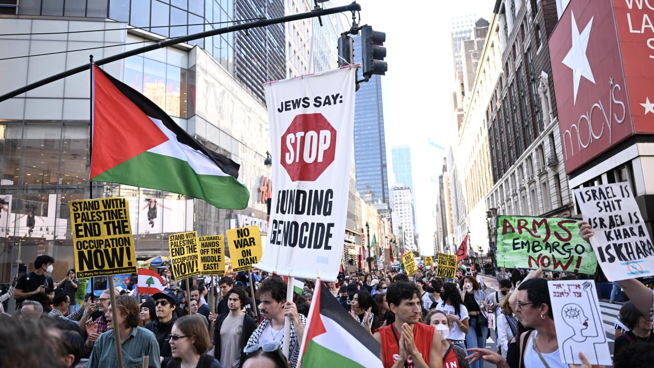 New York’ta İsrail’e silah satışına karşı düzenlenen protestoda yaklaşık 100 kişi gözaltına alındı