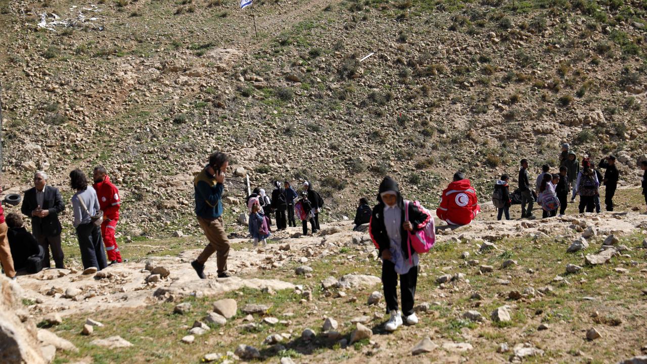 Batı Şeria’da öğrenciler, işgalci İsraillilerin kapattığı yol nedeniyle derslerini sokakta yaptı