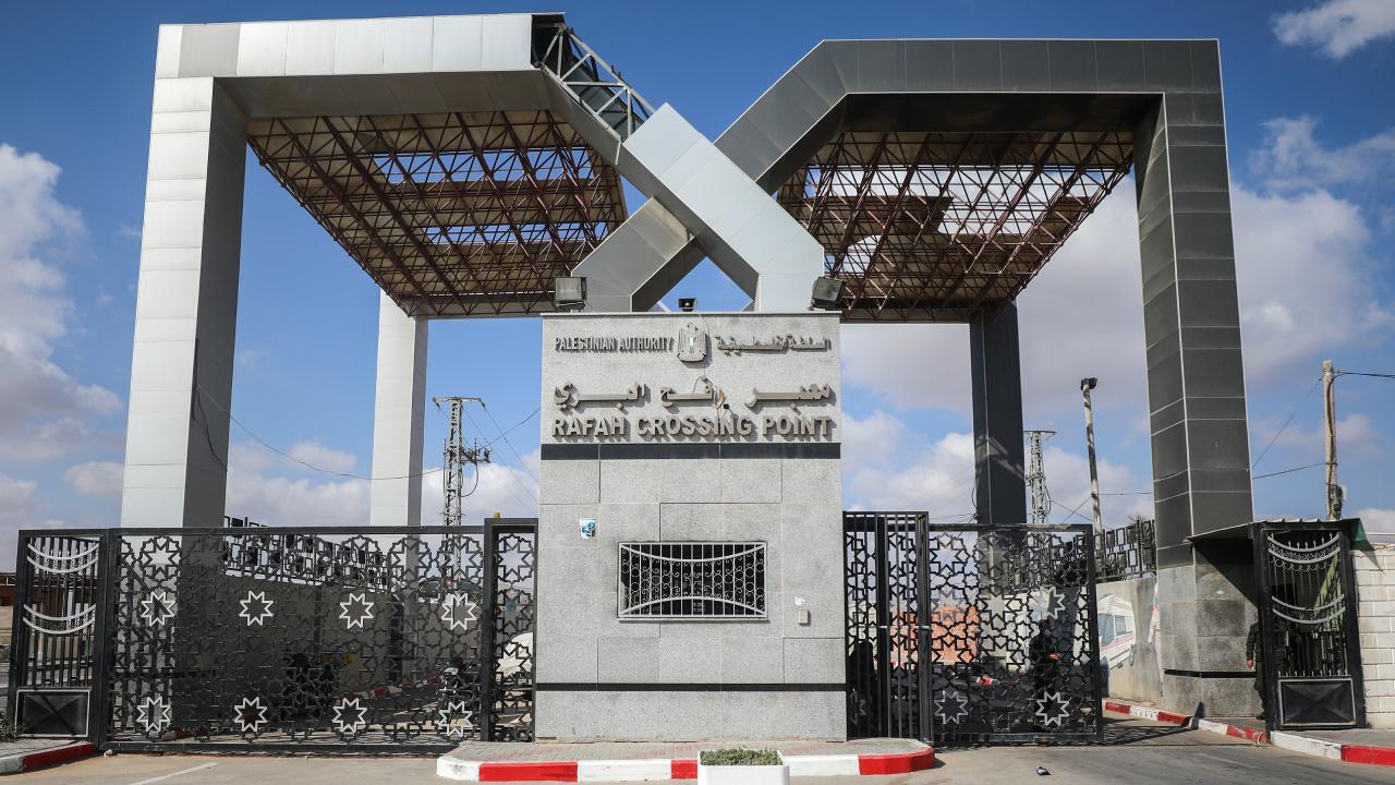 İşgalci İsrail’in kısıtlamaları altındaki Refah’tan yurt dışında tedavi için 42 hasta geçti