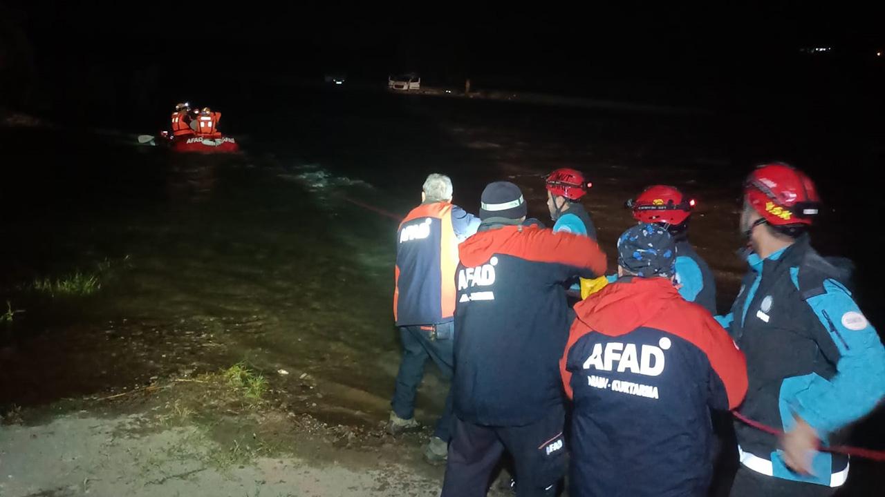 Baraj kapakları açıldı, mahsur kalan 4 kişi kurtarıldı