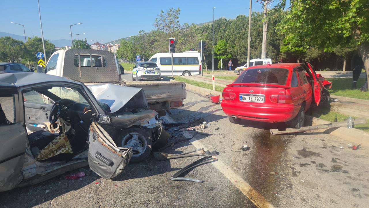Bursa-Yalova Yolu Kan Gölü Oldu: Zincirleme Kazada 1 Kişi Hayatını Kaybetti, 4 Yaralı