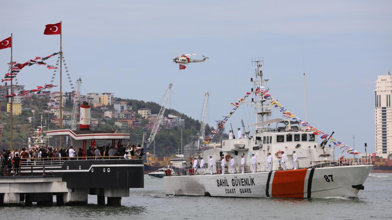 Samsun’da Türk bayrakları ve Atatürk posterleriyle süslenen gemiler geçiş yaptı