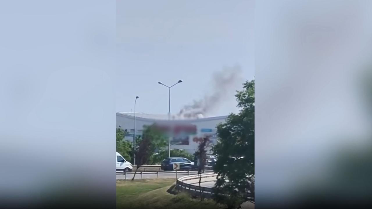 Pendik’te alışveriş merkezinin çatısında yangın çıktı