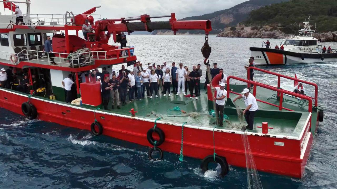 Antalya’da hayalet ağ temizliği yapıldı