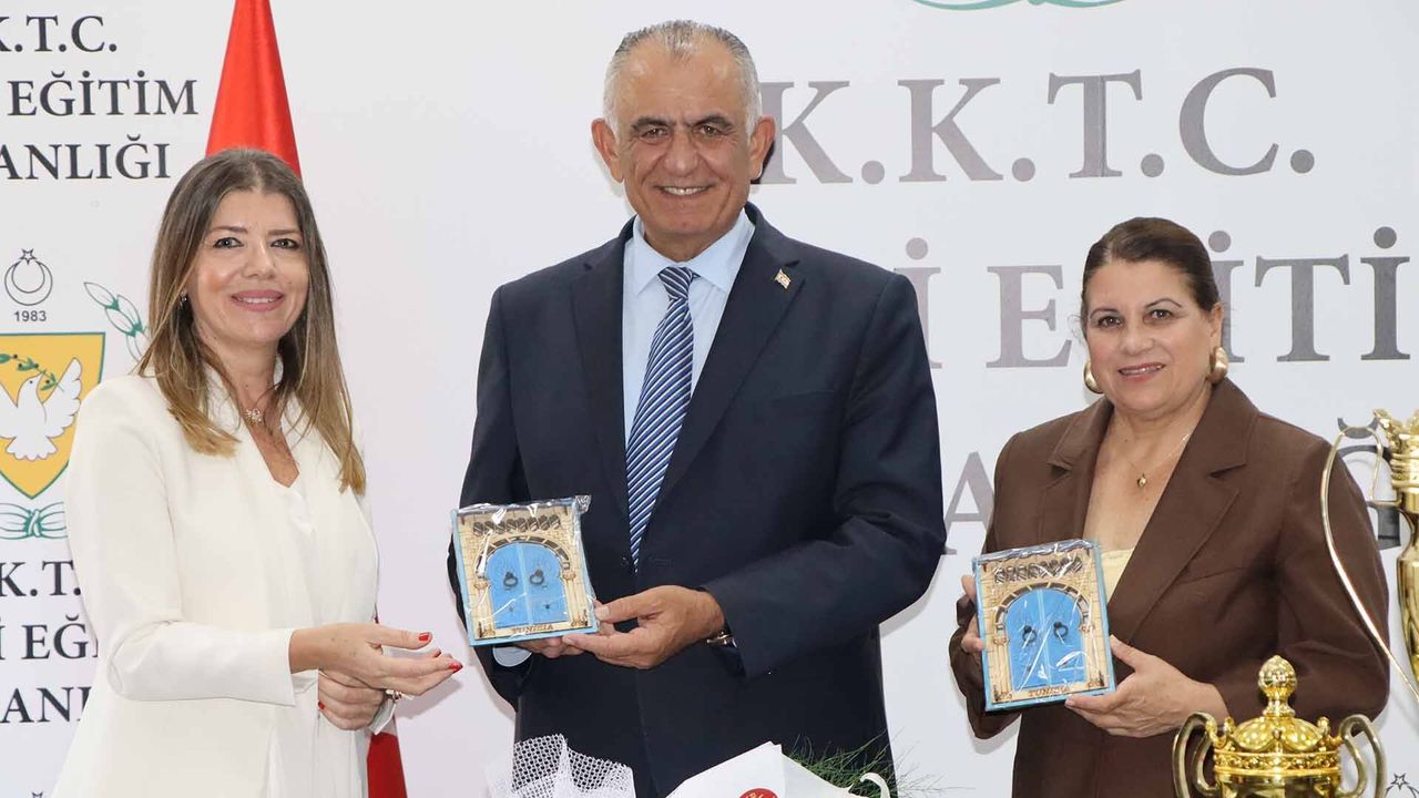 Çavuşoğlu, Tunus’ta ödül kazanan Haydarpaşa Ticaret Lisesi öğrencilerini kabul etti