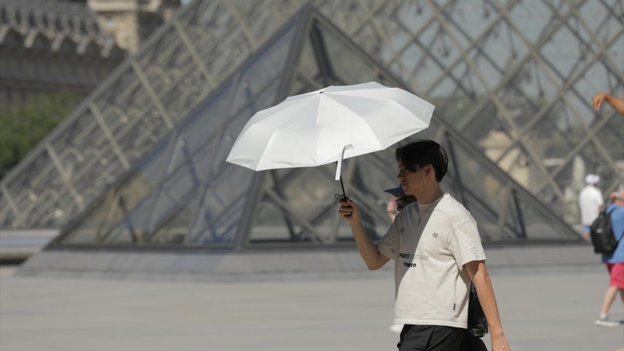Paris’te aşırı sıcak alarmı: Louvre Müzesi erken kapanacak