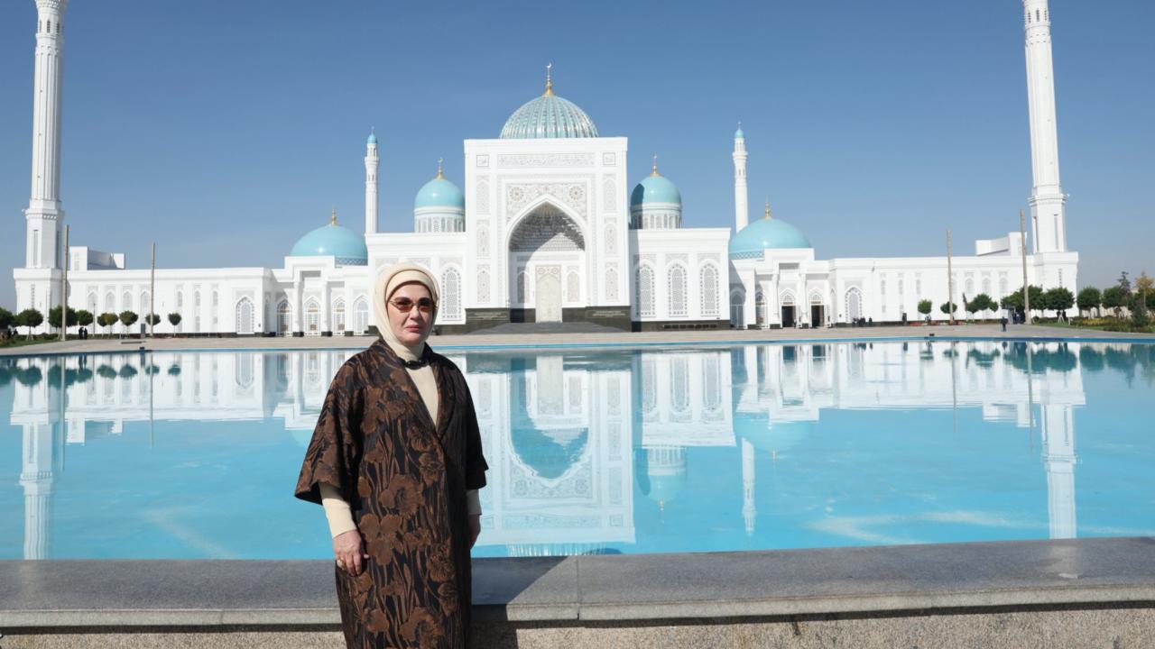 Emine Erdoğan’dan İmam Buhari Türbesi’ne ziyaret
