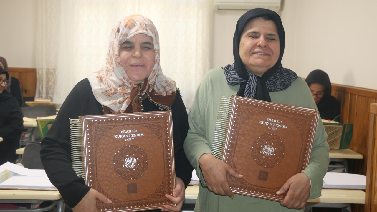 Parmak uçlarıyla Kur’anı Kerim’i birçok kez hatmettiler