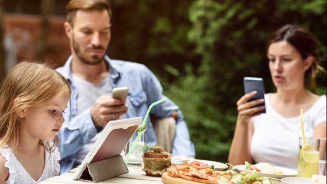 İtalya’nın Sardinya Adası’ndaki restoranlarda ailelere telefon yasağı
