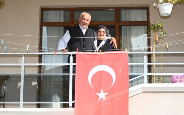 Belediyeden bayrak istediler, bir gecede bütün cadde bayraklarla donatıldı