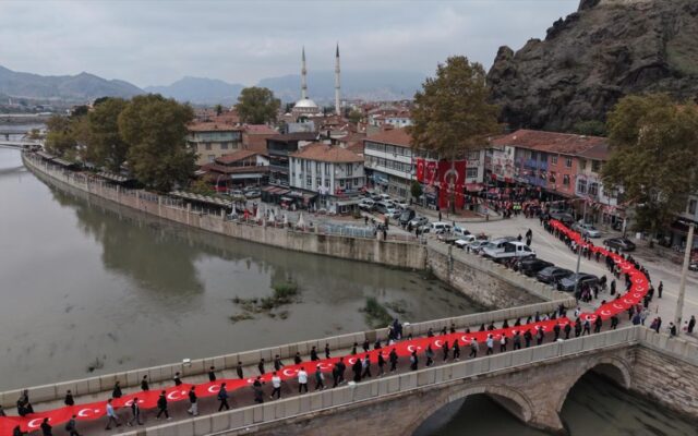 Çorum Cumhuriyet coşkusu: 103. yılda 103 metrelik bayrakla yürüdüler