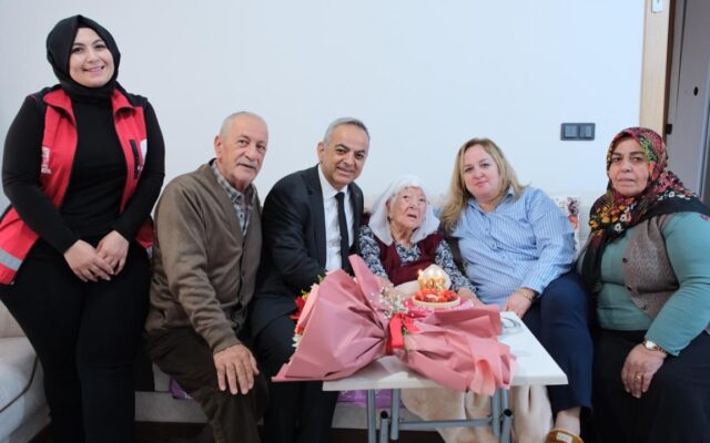 Cumhuriyet’in 103. yılını 103 yaşındaki Nazife nine de kutladı