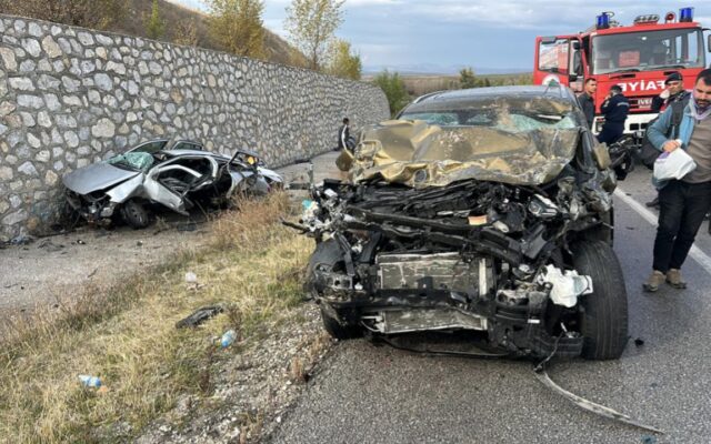 Çorum’da iki otomobil çarpıştı: 4 ölü, 2 yaralı