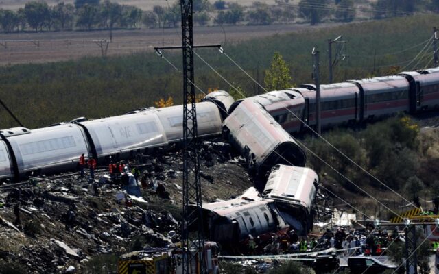 İspanya’da hızlı trenler çarpıştı: En az 68 ölü