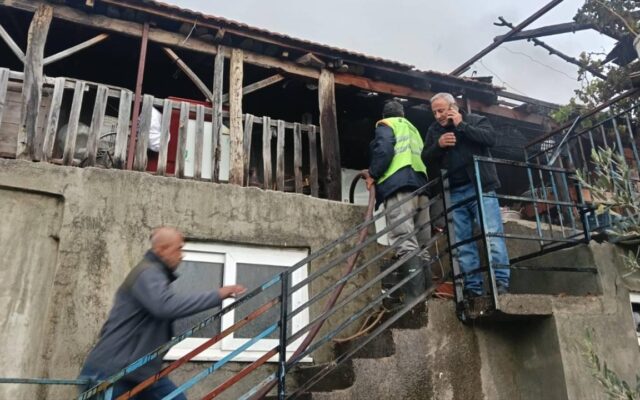 Benzinle soba yakmak isterken evi yaktı