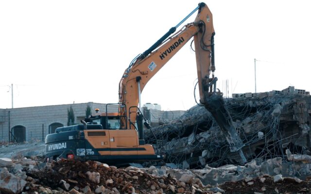 İşgalci İsrail ordusu Batı Şeria ve Doğu Kudüs’te Filistinlilere ait 3 evi yıktı