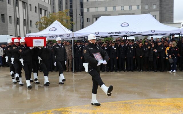 Şehit olan polis memuruna veda