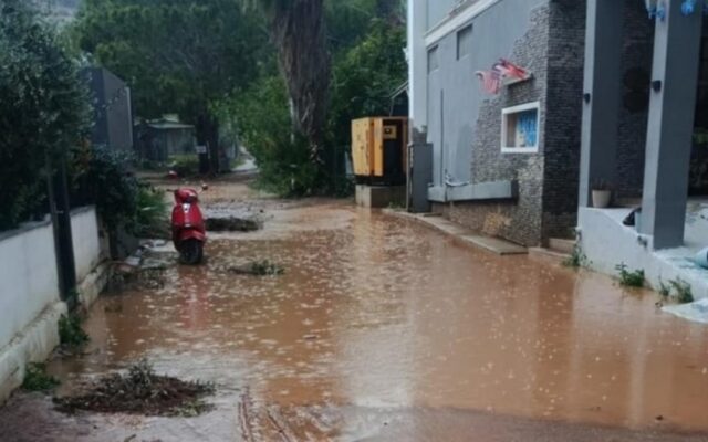 Mersin’de sağanak: Ev ve iş yerlerini su bastı
