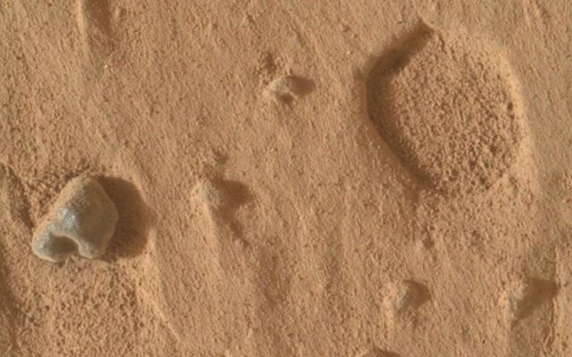 Sahara Çölü’nde bulunan gül rengi göktaşı 4,1 milyar yıllık Mars parçası çıktı